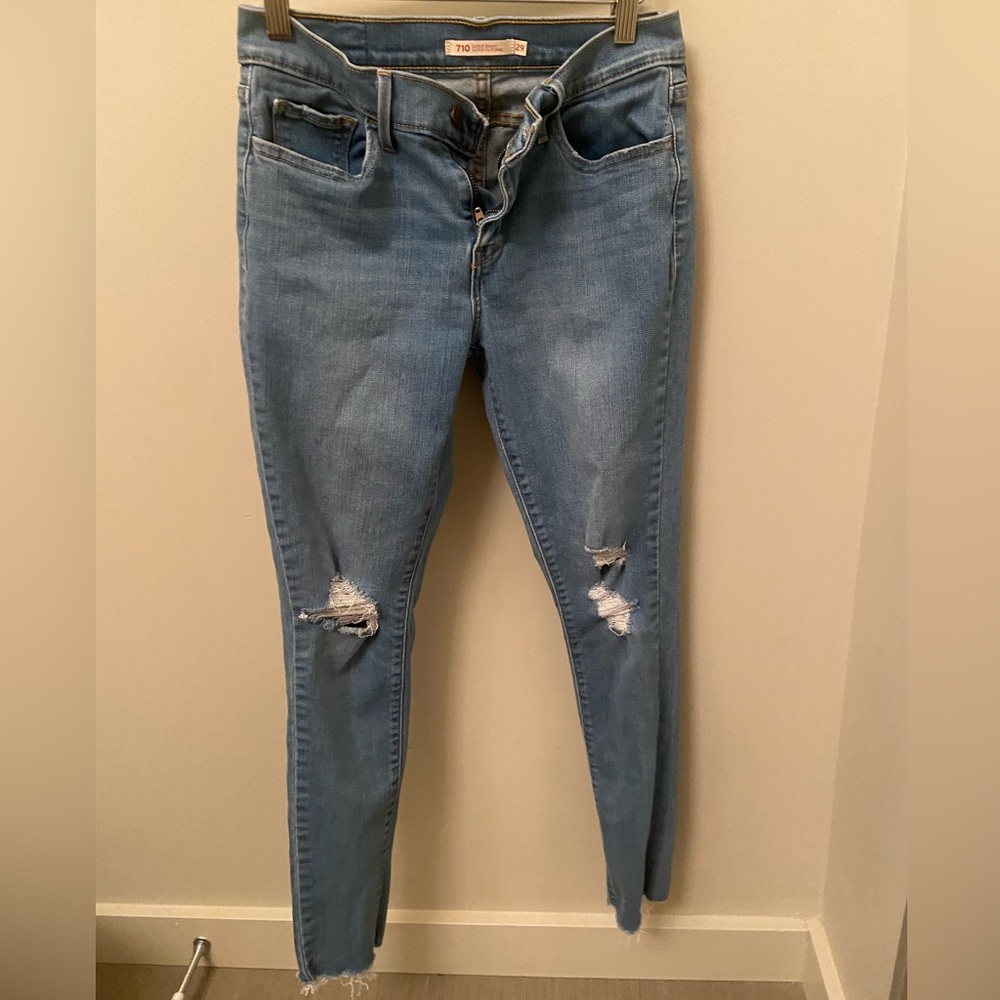 GUC Levi’s 710 super skinny.  Size 29.